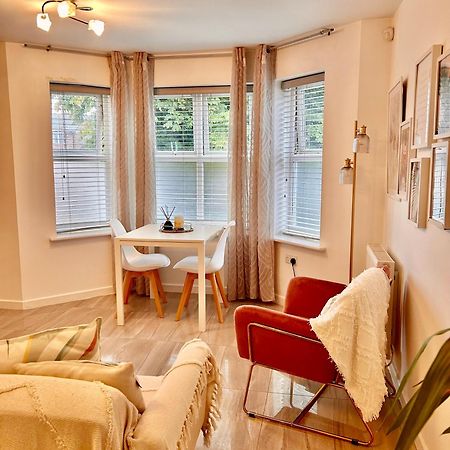 Modern 2 Bed Apartment With Free Parking And Netflix Dawley エクステリア 写真