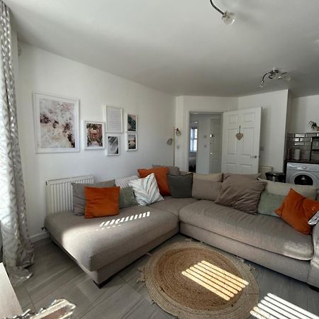 Modern 2 Bed Apartment With Free Parking And Netflix Dawley エクステリア 写真