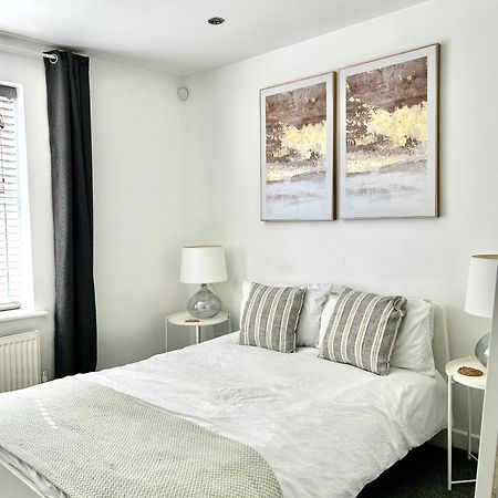 Modern 2 Bed Apartment With Free Parking And Netflix Dawley エクステリア 写真
