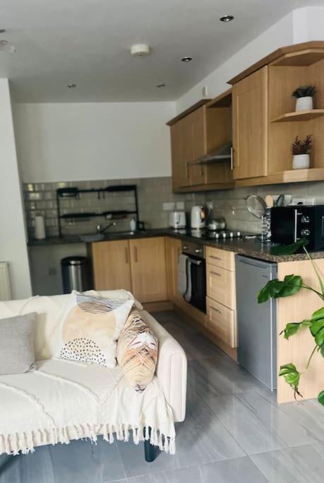 Modern 2 Bed Apartment With Free Parking And Netflix Dawley エクステリア 写真