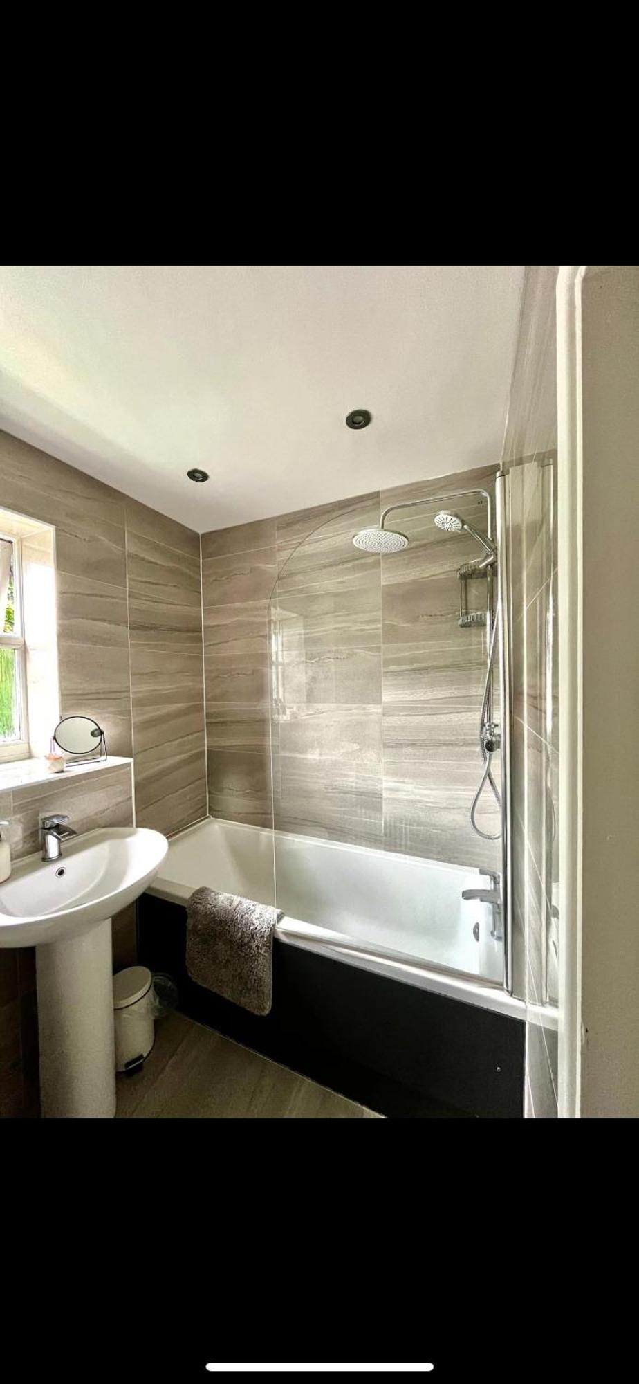 Modern 2 Bed Apartment With Free Parking And Netflix Dawley エクステリア 写真