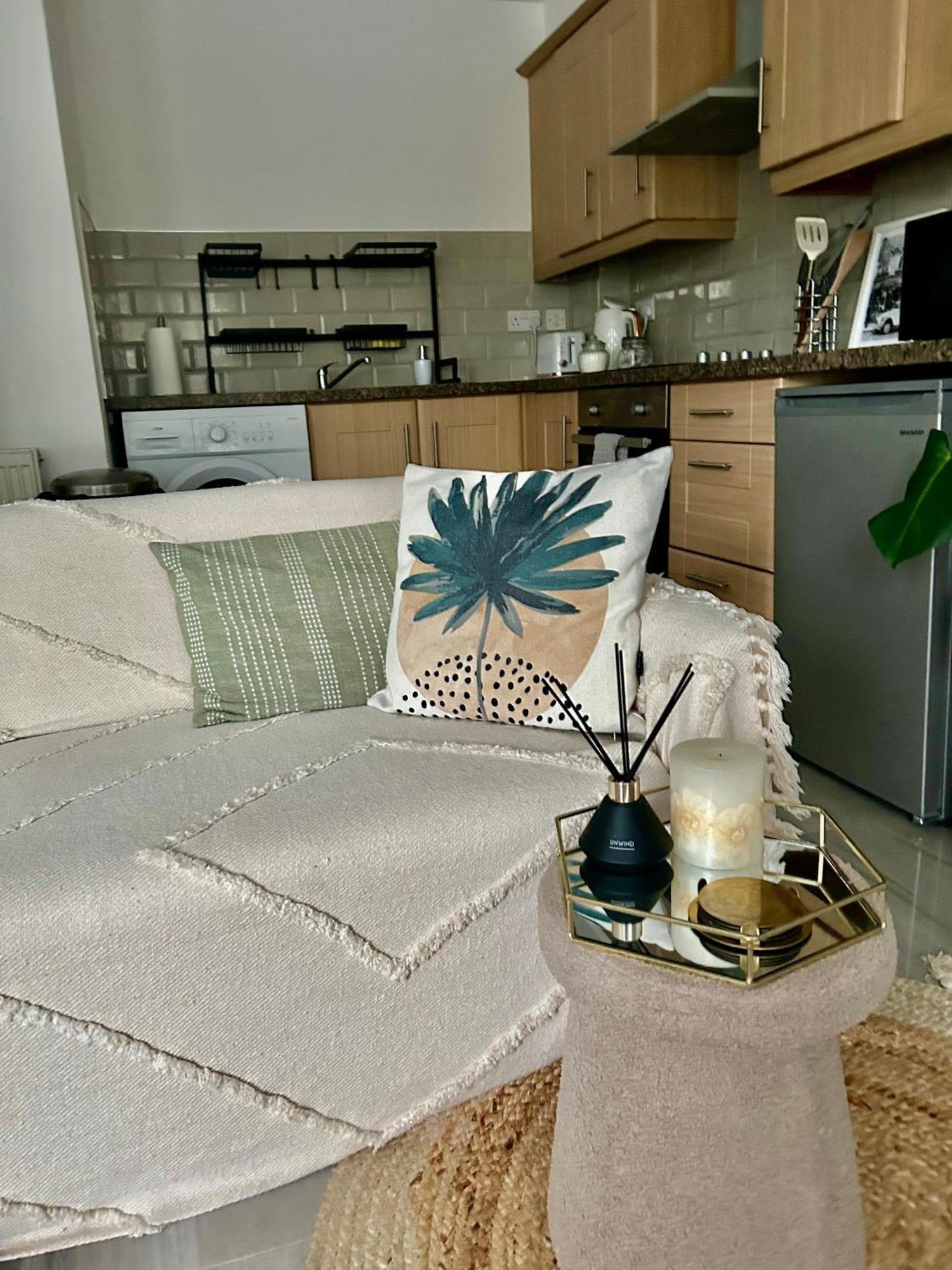 Modern 2 Bed Apartment With Free Parking And Netflix Dawley エクステリア 写真