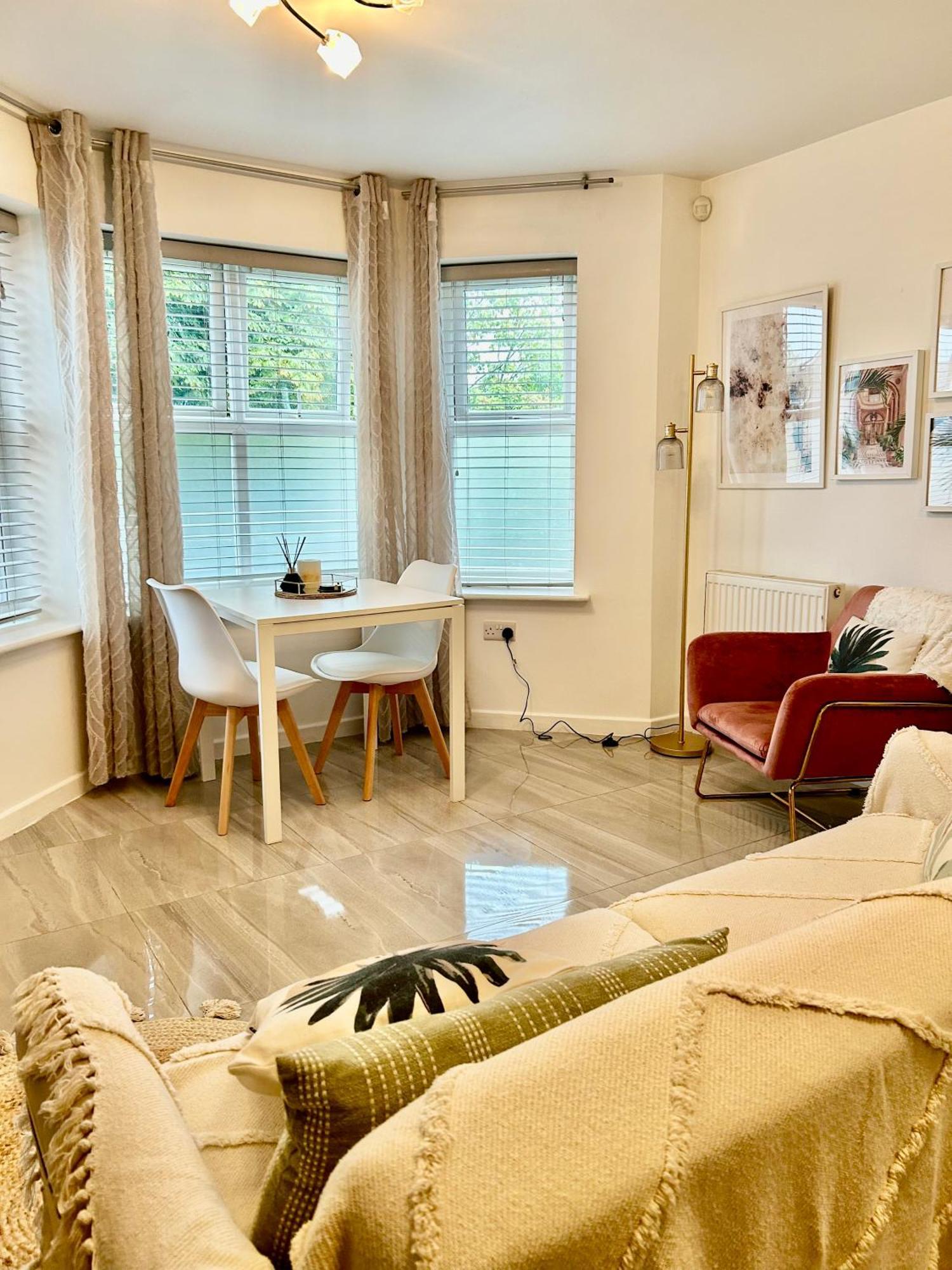 Modern 2 Bed Apartment With Free Parking And Netflix Dawley エクステリア 写真