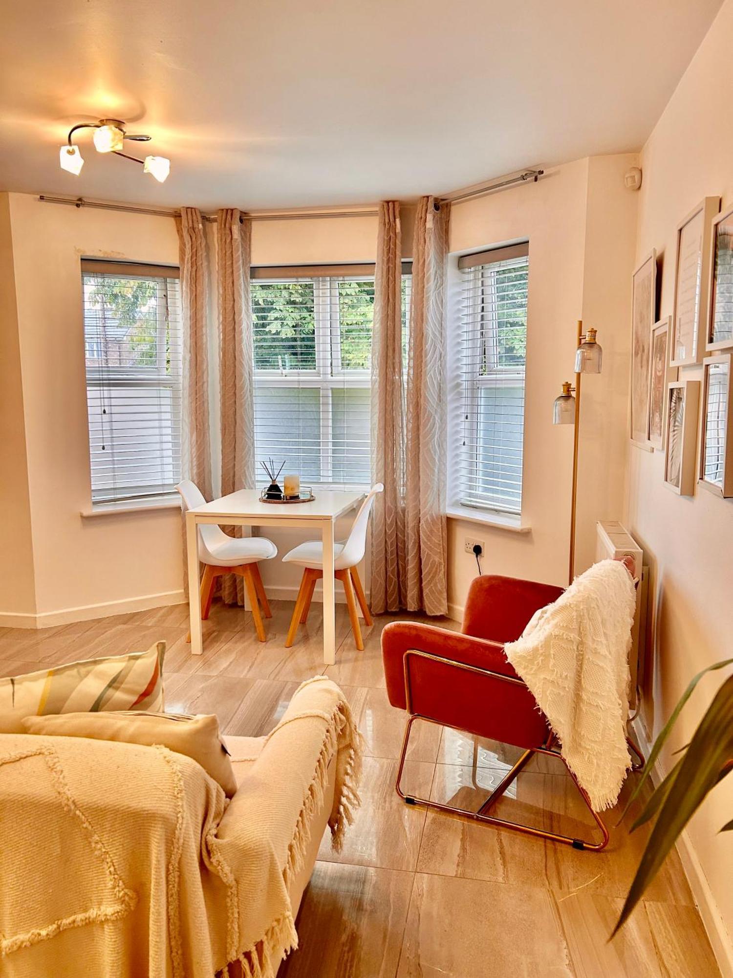 Modern 2 Bed Apartment With Free Parking And Netflix Dawley エクステリア 写真