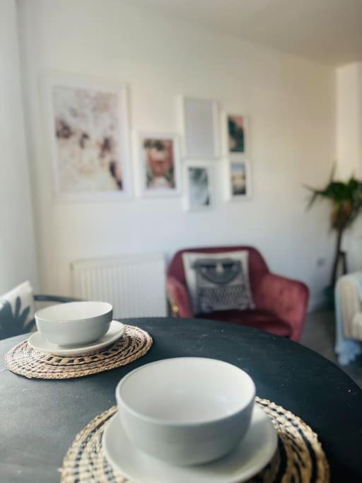 Modern 2 Bed Apartment With Free Parking And Netflix Dawley エクステリア 写真