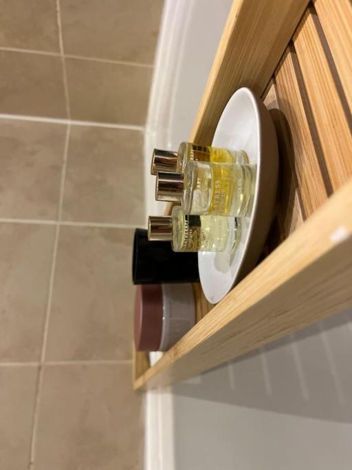 Modern 2 Bed Apartment With Free Parking And Netflix Dawley エクステリア 写真