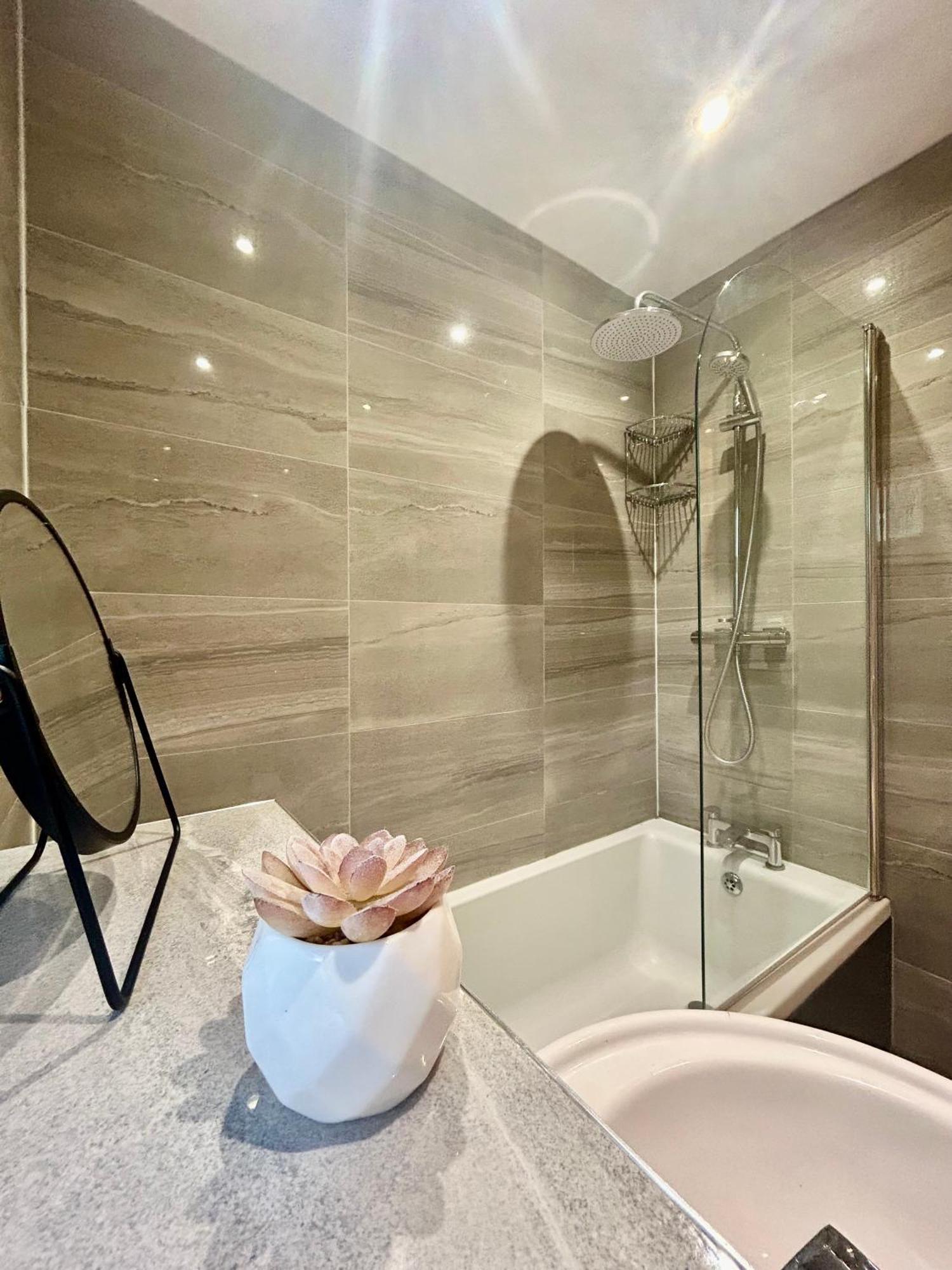 Modern 2 Bed Apartment With Free Parking And Netflix Dawley エクステリア 写真