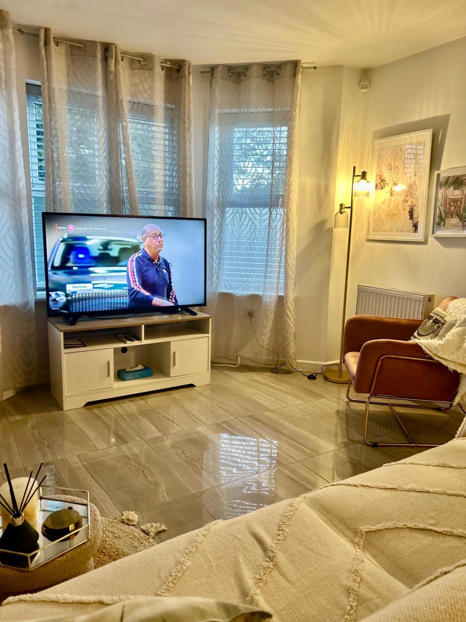 Modern 2 Bed Apartment With Free Parking And Netflix Dawley エクステリア 写真