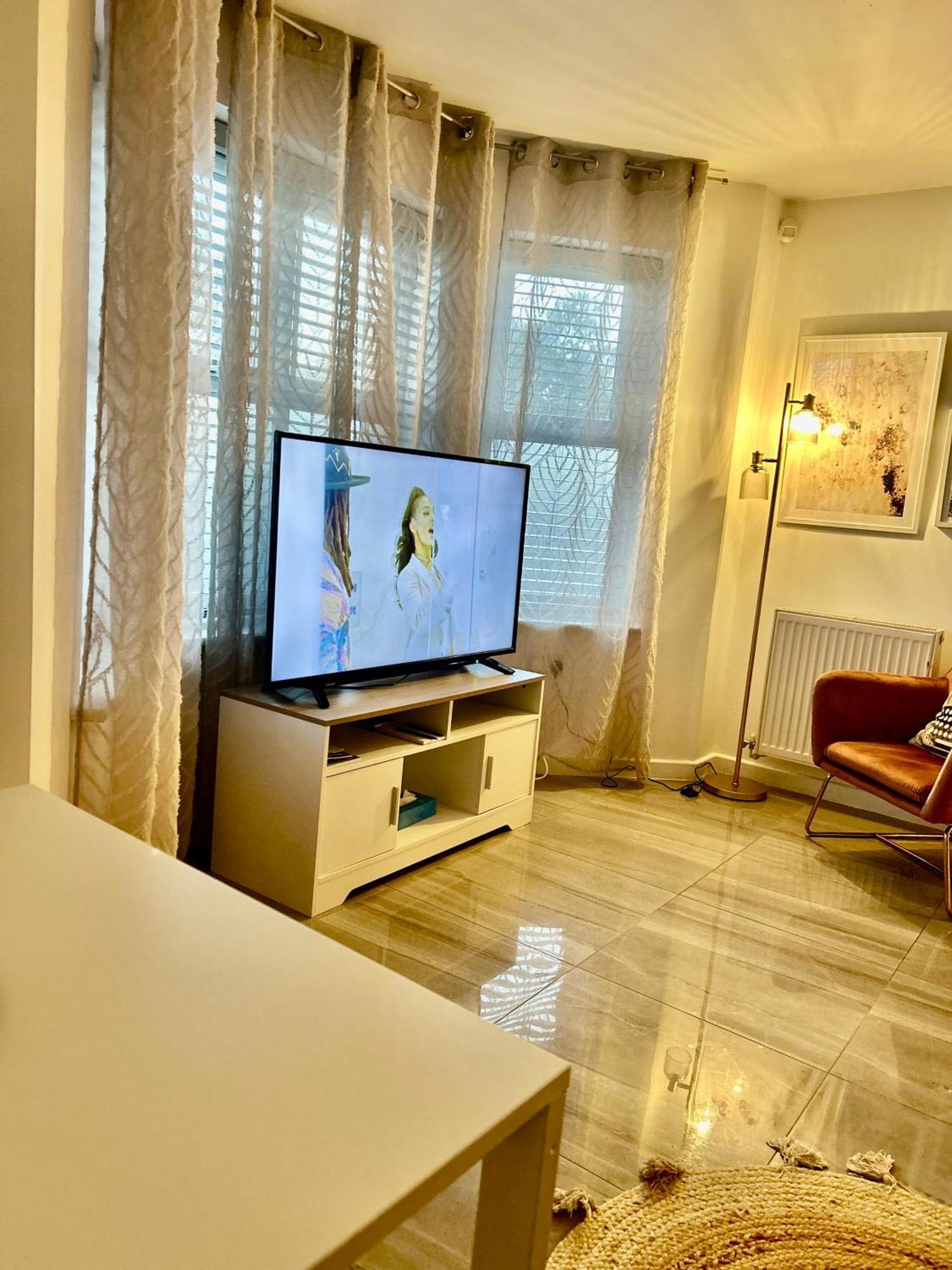 Modern 2 Bed Apartment With Free Parking And Netflix Dawley エクステリア 写真