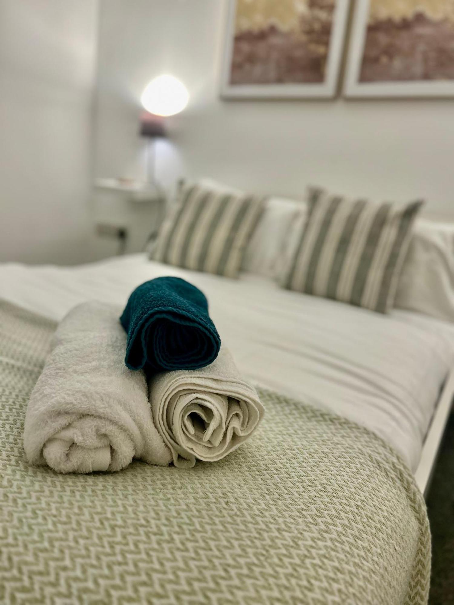 Modern 2 Bed Apartment With Free Parking And Netflix Dawley エクステリア 写真
