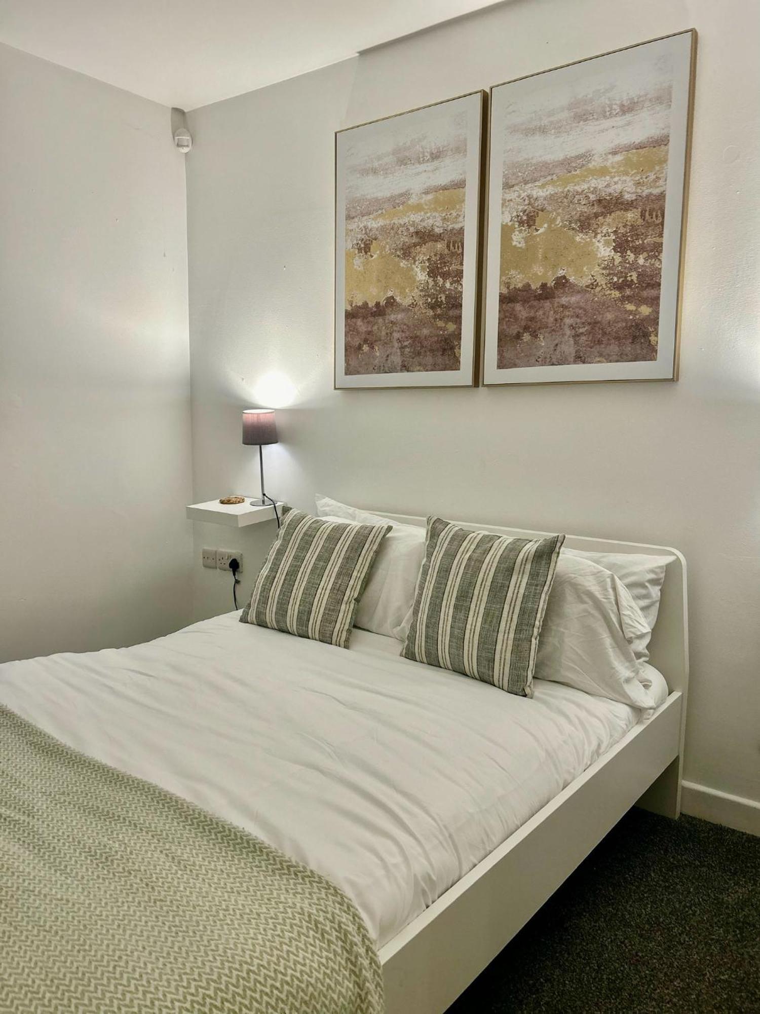 Modern 2 Bed Apartment With Free Parking And Netflix Dawley エクステリア 写真