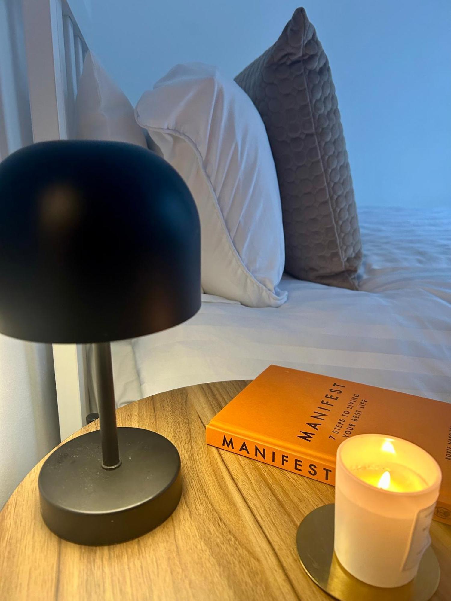 Modern 2 Bed Apartment With Free Parking And Netflix Dawley エクステリア 写真