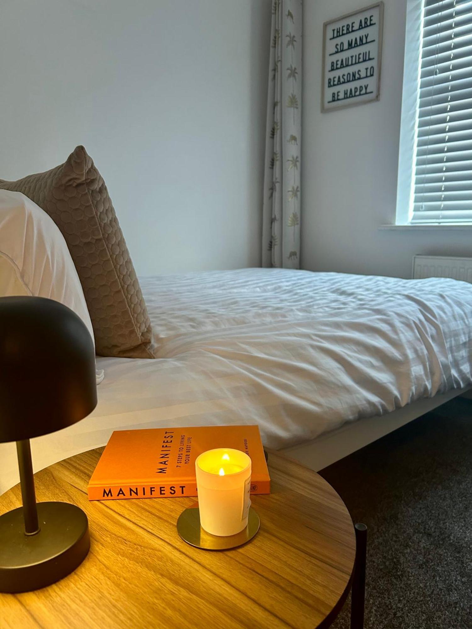 Modern 2 Bed Apartment With Free Parking And Netflix Dawley エクステリア 写真