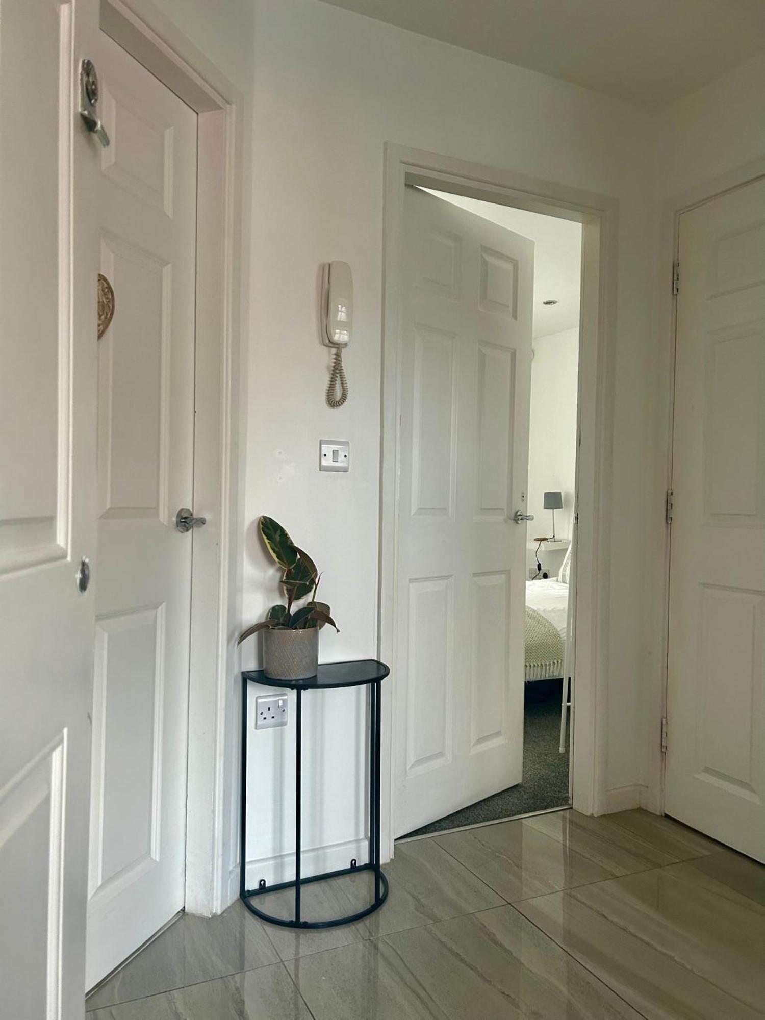 Modern 2 Bed Apartment With Free Parking And Netflix Dawley エクステリア 写真