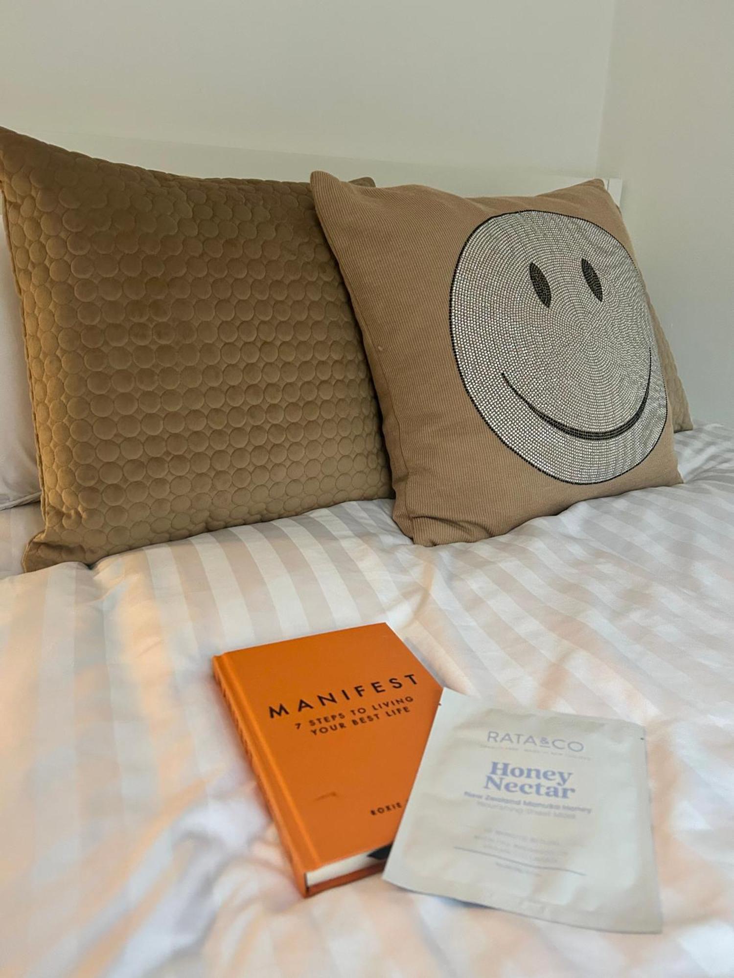 Modern 2 Bed Apartment With Free Parking And Netflix Dawley エクステリア 写真
