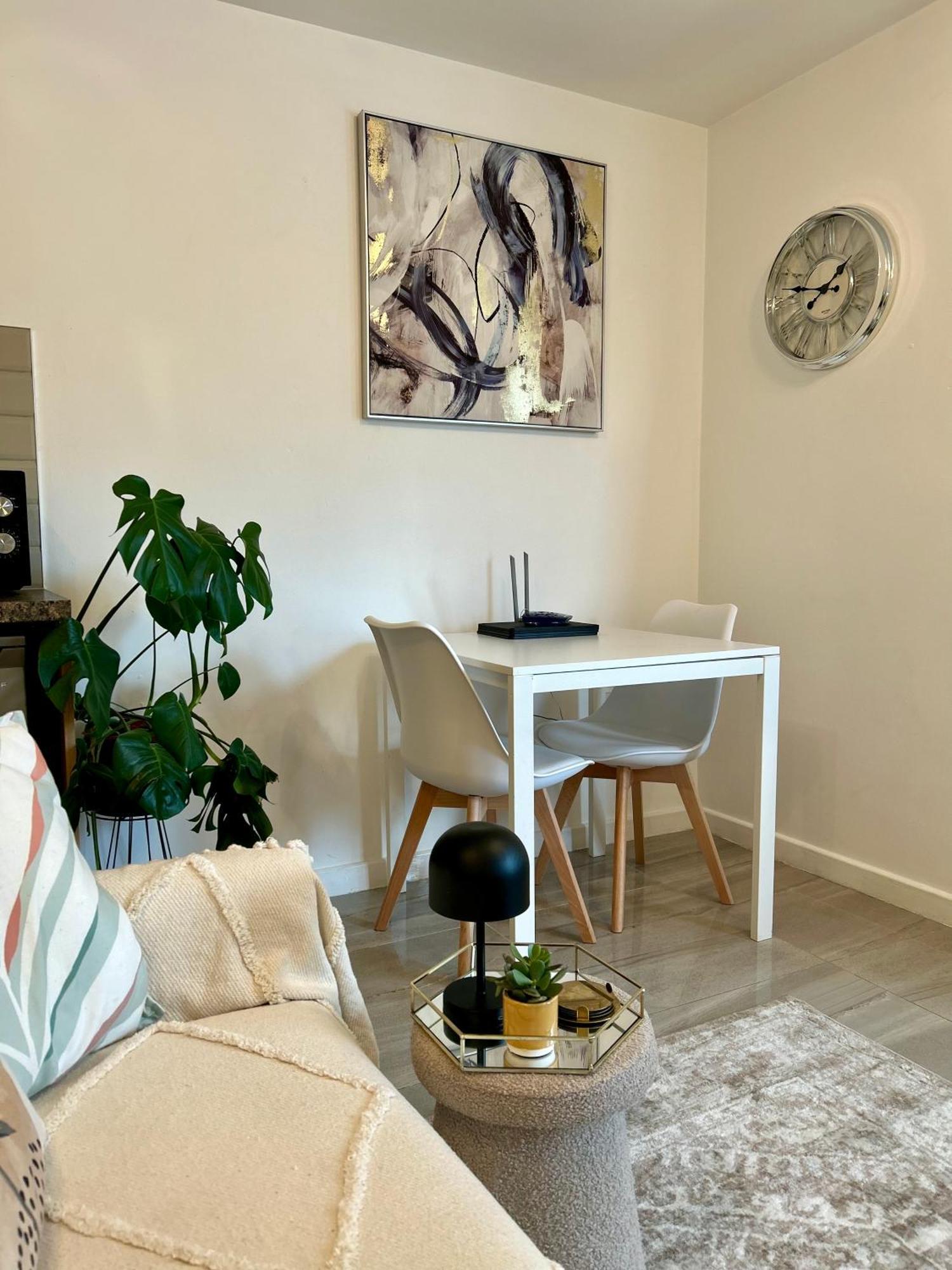Modern 2 Bed Apartment With Free Parking And Netflix Dawley エクステリア 写真