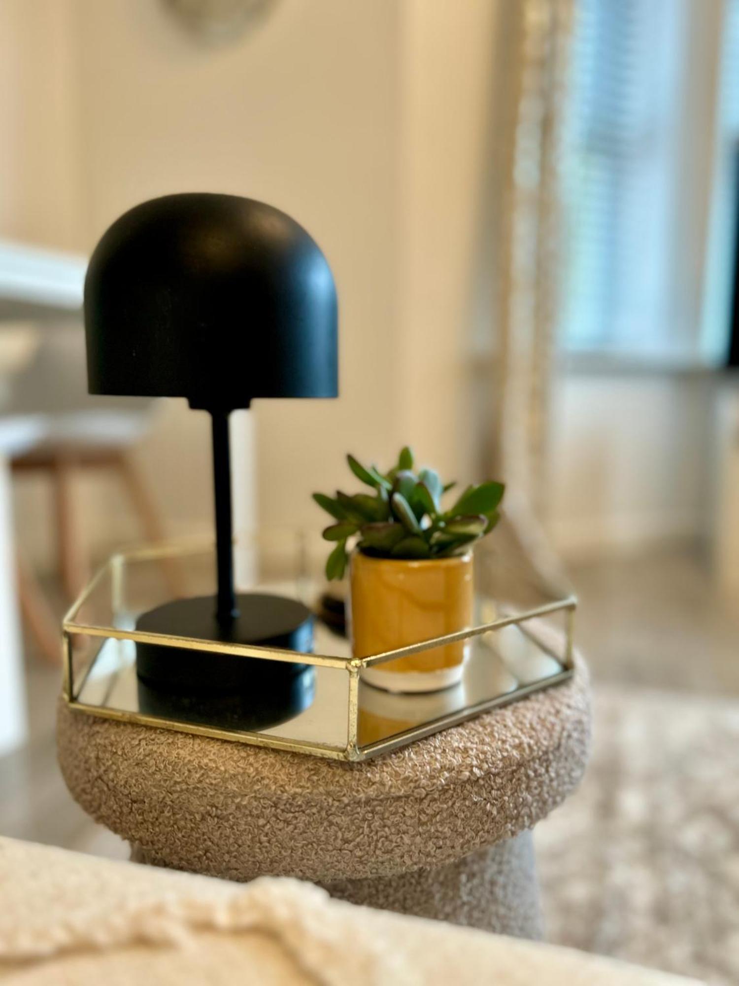 Modern 2 Bed Apartment With Free Parking And Netflix Dawley エクステリア 写真