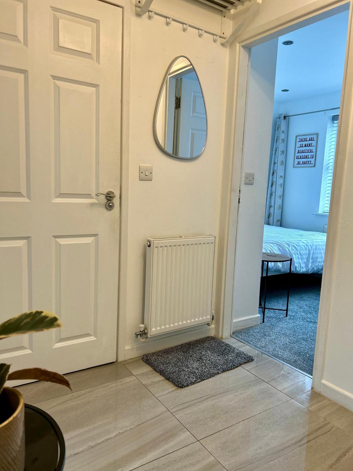 Modern 2 Bed Apartment With Free Parking And Netflix Dawley エクステリア 写真