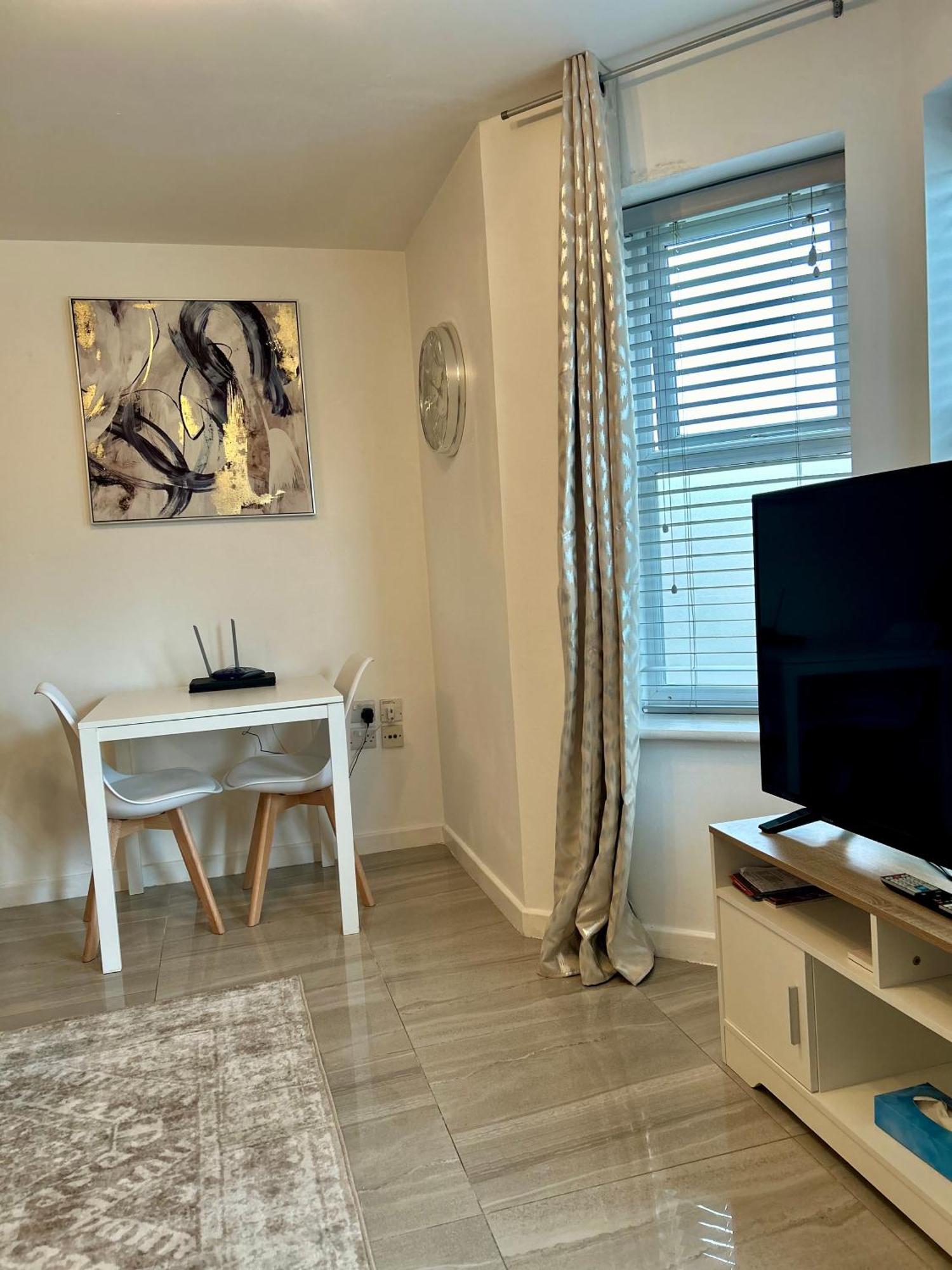 Modern 2 Bed Apartment With Free Parking And Netflix Dawley エクステリア 写真