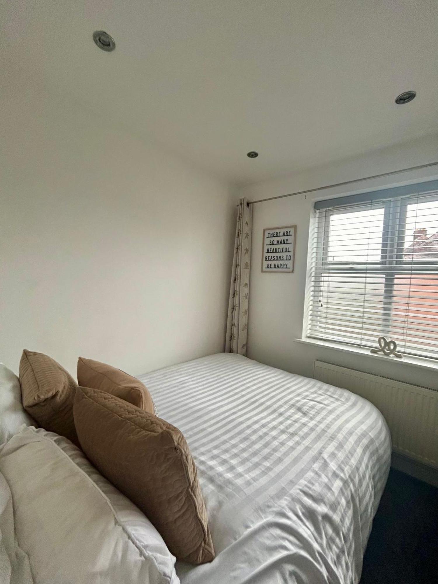 Modern 2 Bed Apartment With Free Parking And Netflix Dawley エクステリア 写真