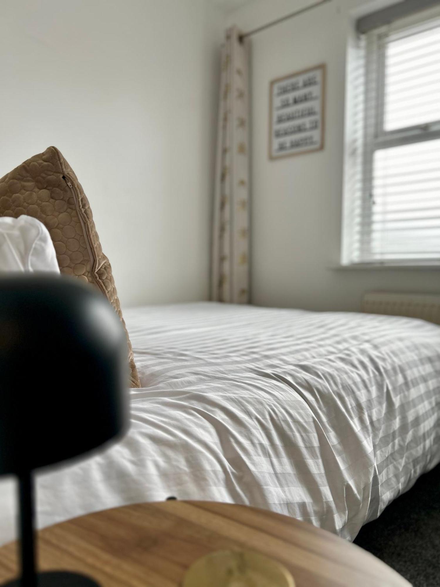 Modern 2 Bed Apartment With Free Parking And Netflix Dawley エクステリア 写真