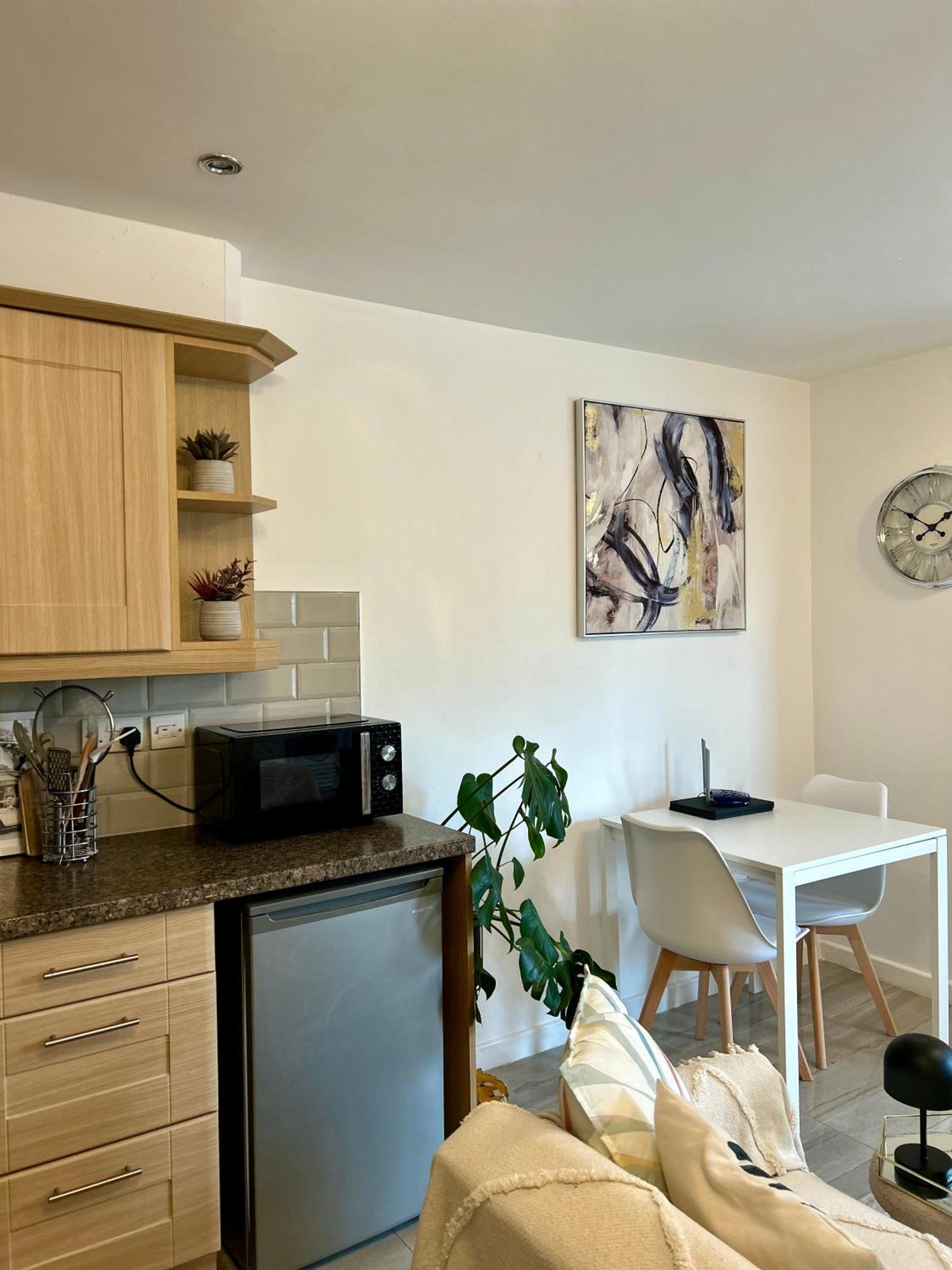 Modern 2 Bed Apartment With Free Parking And Netflix Dawley エクステリア 写真