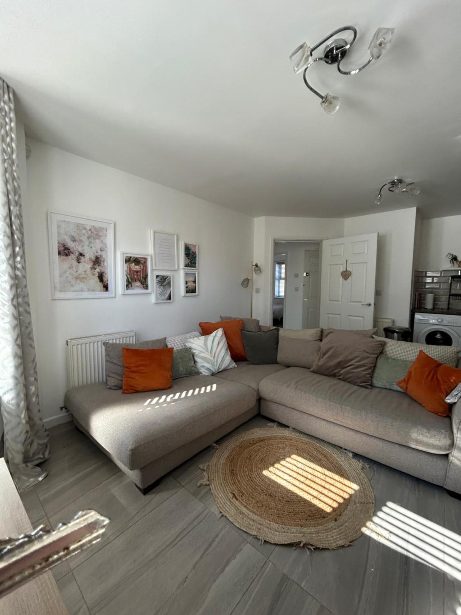 Modern 2 Bed Apartment With Free Parking And Netflix Dawley エクステリア 写真