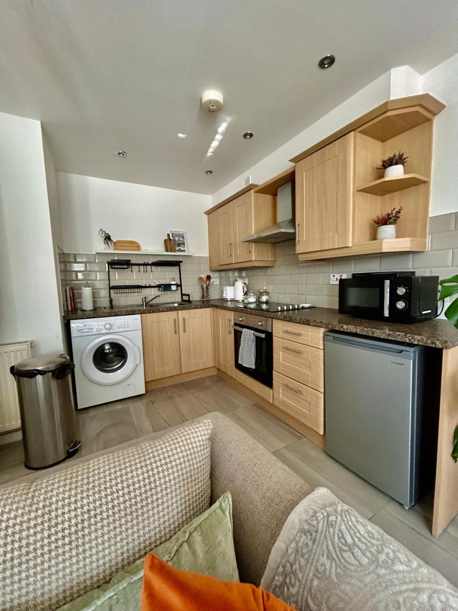 Modern 2 Bed Apartment With Free Parking And Netflix Dawley エクステリア 写真