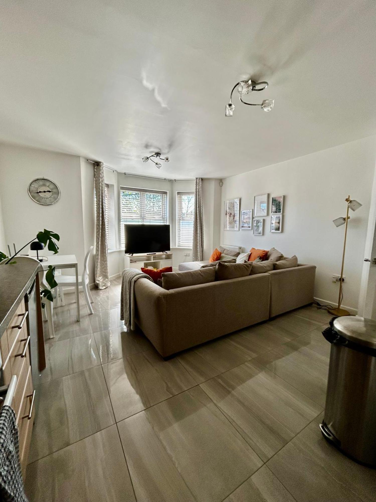 Modern 2 Bed Apartment With Free Parking And Netflix Dawley エクステリア 写真